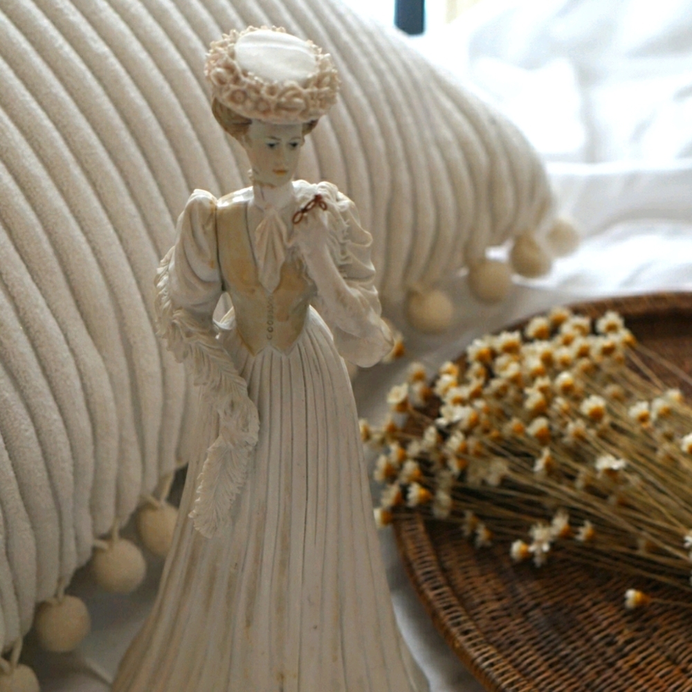 Vintage figurine decor - 1985 Pucci